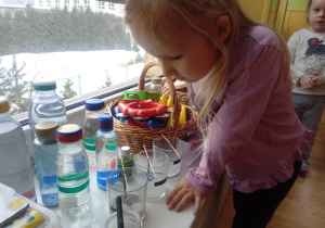 Dziewczynka obserwuje eksperyment z solą